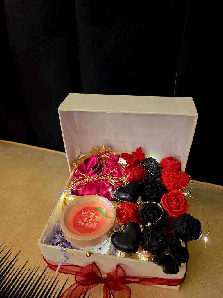 White Nusein Gift Box